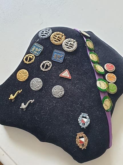 Samling av märken och pins i olika metallmaterial