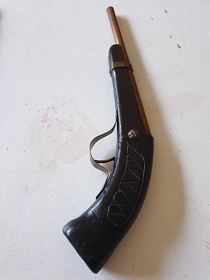 Ideal Leksakspistol i trä och metall