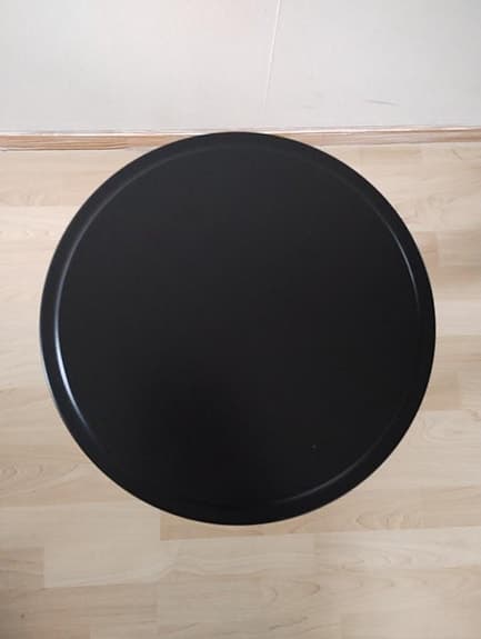 Kragsta svart litet sidobord från IKEA