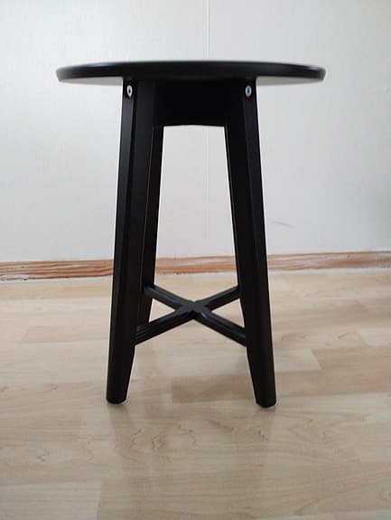 Kragsta svart litet sidobord från IKEA