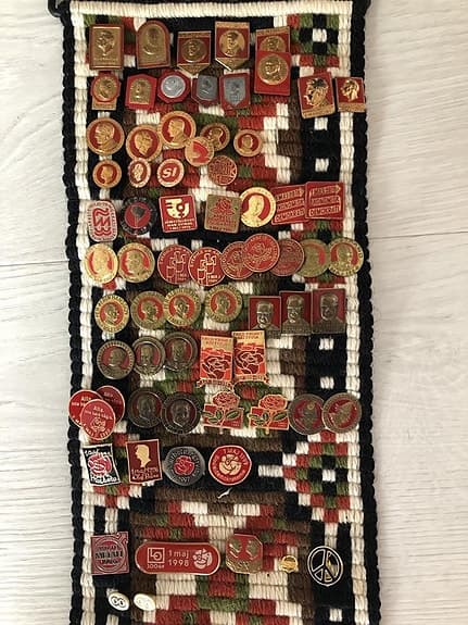 Samlarbroscher, 1:a maj nålar från 1935-99, 71 nålar!