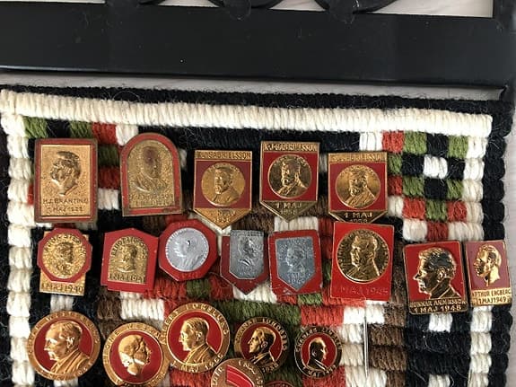 Samlarbroscher, 1:a maj nålar från 1935-99, 71 nålar!