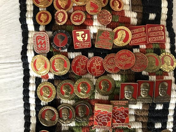 Samlarbroscher, 1:a maj nålar från 1935-99, 71 nålar!