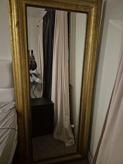 Stor spegl med guldram