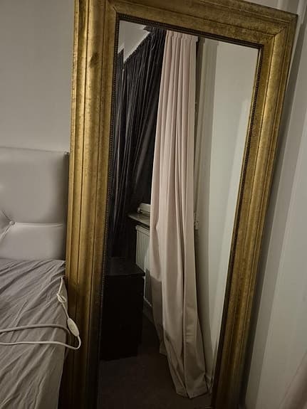 Stor spegl med guldram
