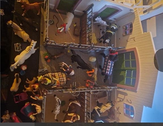Schleich stall inkl tillbehör, ryttare och hästar