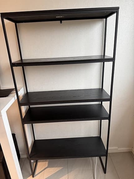 Svart hylla Derby från Mio