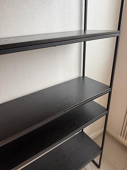 Svart hylla Derby från Mio