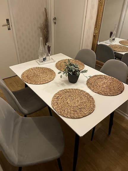 Matgrupp med 4 stolar