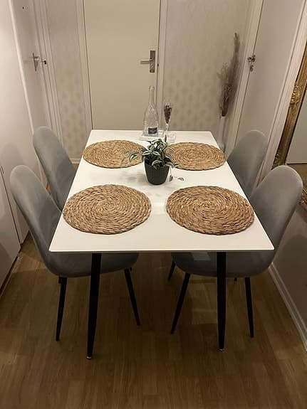 Matgrupp med 4 stolar