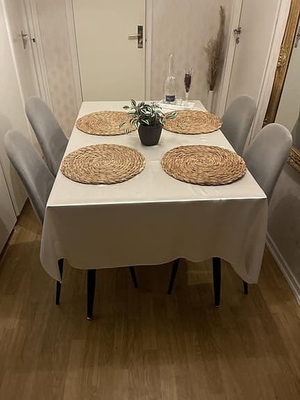Matgrupp med 4 stolar