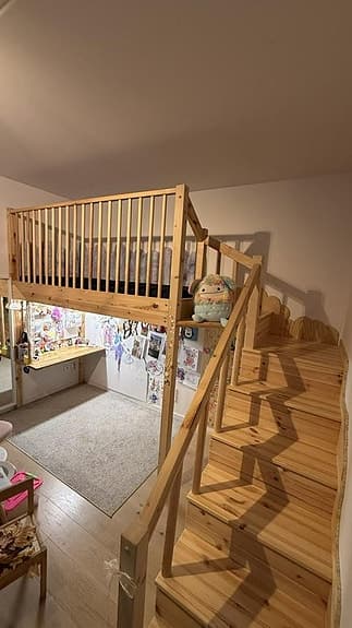 Träloftssäng med trappa och skrivbord