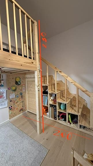 Träloftssäng med trappa och skrivbord