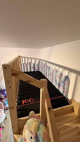 Träloftssäng med trappa och skrivbord