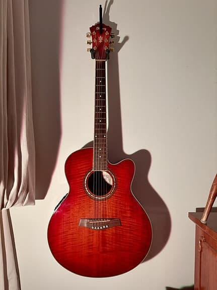 Röd snygg semi-akustisk gitarr från Ibanez!
