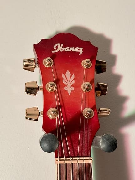 Röd snygg semi-akustisk gitarr från Ibanez!