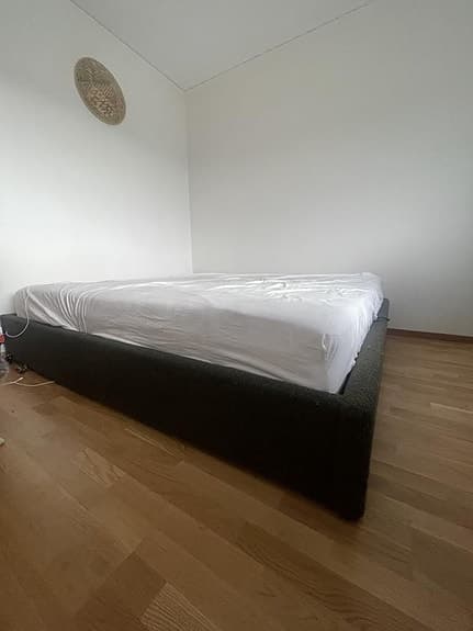 Vacker bouclé sängram 180x200 cm