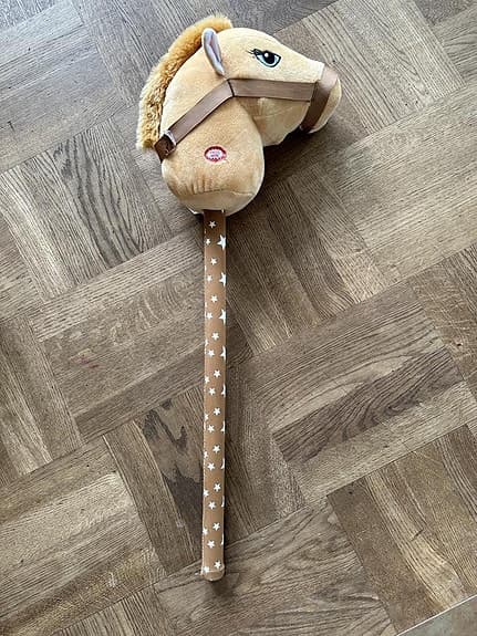 Käpphäst brun med ljud 70 cm hög
