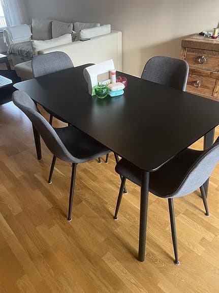 Matbord med 4 stolar  nästan nytt