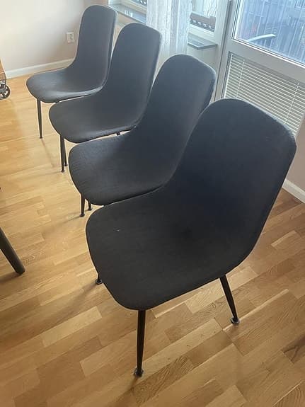 Matbord med 4 stolar  nästan nytt