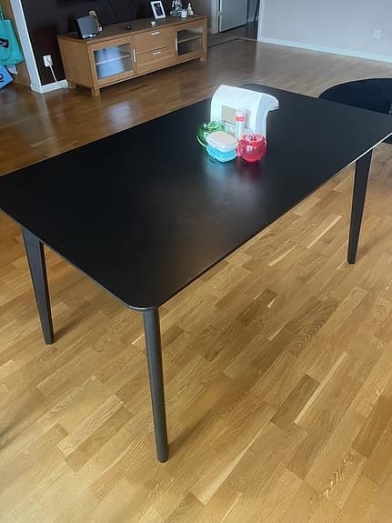 Matbord med 4 stolar  nästan nytt