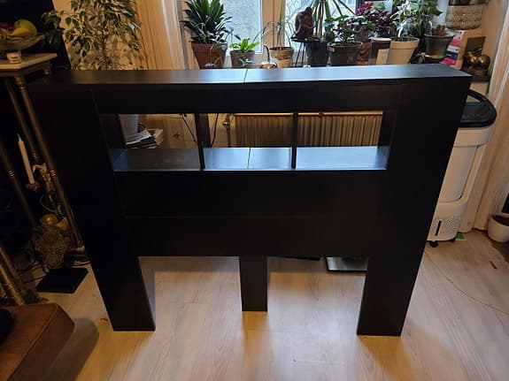 Sänggavel 120cm i trä med hyllor