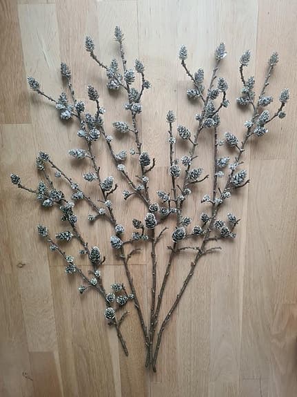 Konstgjorda växter kvistar grenar tall kottar silver vinter