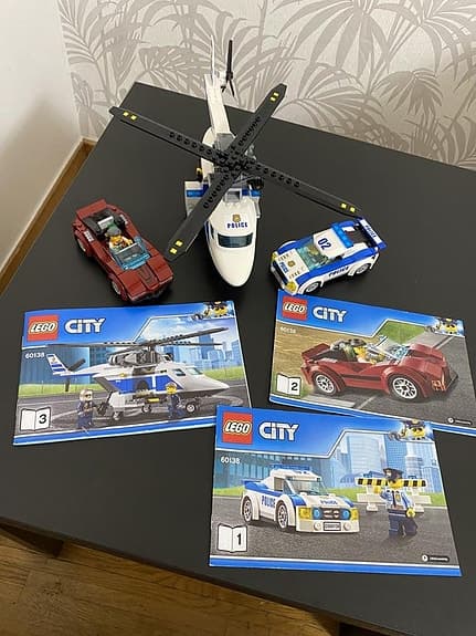LEGO City polishelikopter, en polisbil och en sportbil.