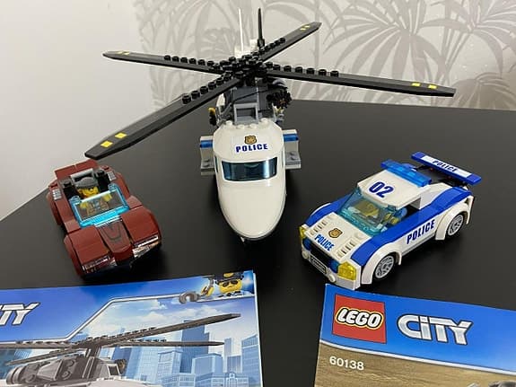 LEGO City polishelikopter, en polisbil och en sportbil.
