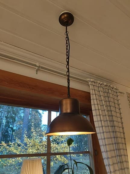 Kopparfärgad lampa i metall