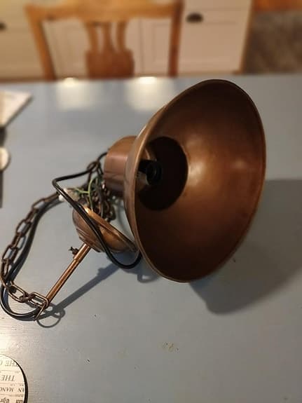 Kopparfärgad lampa i metall