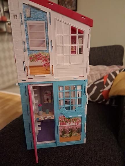 Barbiehus i två våningar
