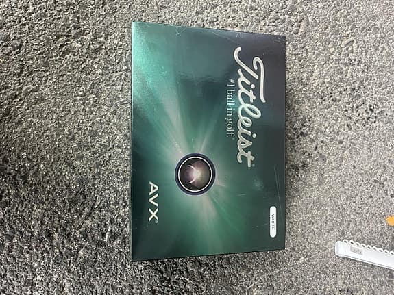 4 dussin nya Titleist AVX golfbollar – oöppnad kartong
