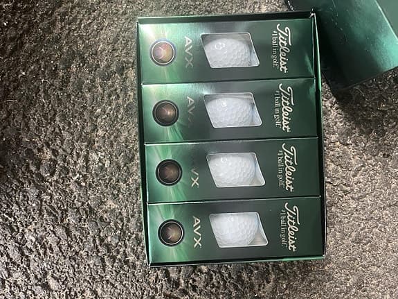 4 dussin nya Titleist AVX golfbollar – oöppnad kartong