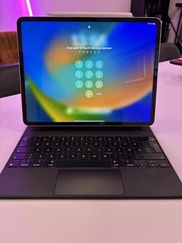 iPad Pro 12.9” 6th Gen 256 GB, Magic Keyboard + Apple Penc