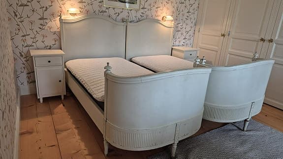 Vackra sängar i gustaviansk stil
