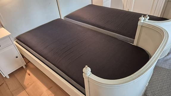 Vackra sängar i gustaviansk stil