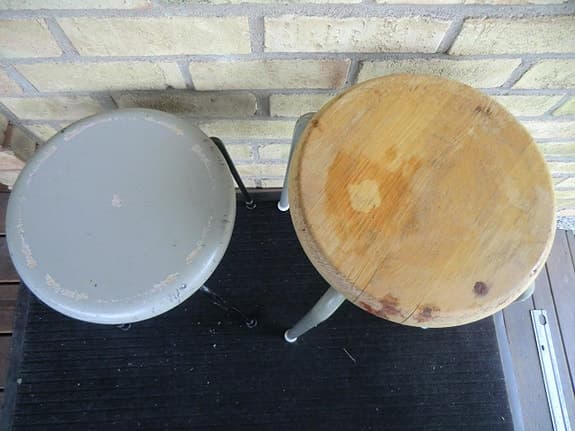 2 gamla pallar pall träpall stålben höjd 47 cm & 56 cm