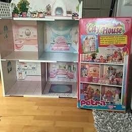 Barbihus med möbler