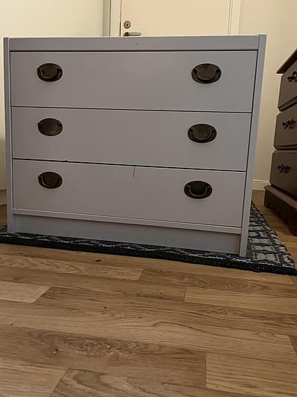 två hallbyrå  och en förvaringshurts