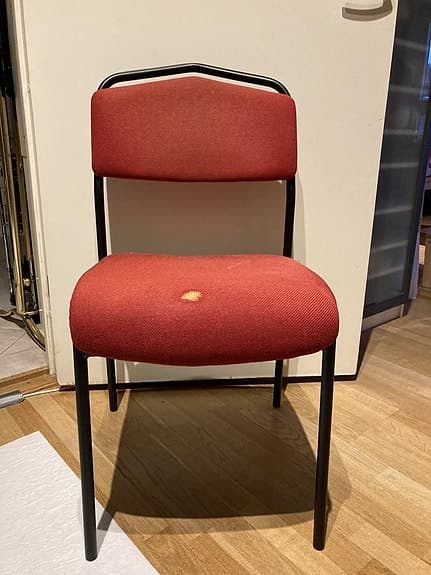 Röd metallstol,låg barnstol,svart metallbord,vitt sängbord