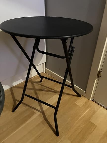 Röd metallstol,låg barnstol,svart metallbord,vitt sängbord