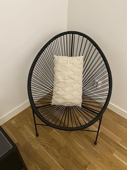 Soffgrupp med två svarta stolar och glasbord metall