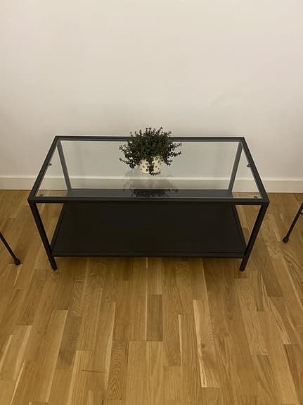 Soffgrupp med två svarta stolar och glasbord metall