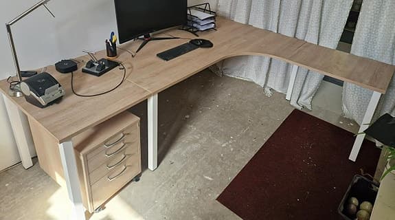 Stort skrivbord i vinkel inkl hurts och högskåp