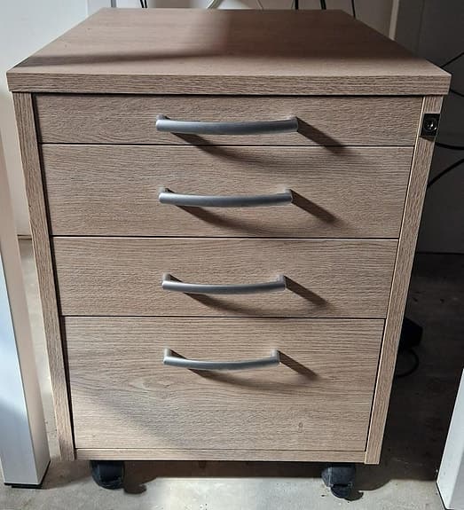 Stort skrivbord i vinkel inkl hurts och högskåp