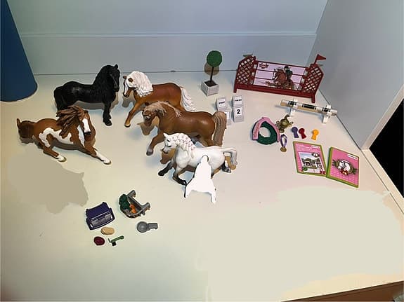 Schleich hinderbana & tillbehör till häst