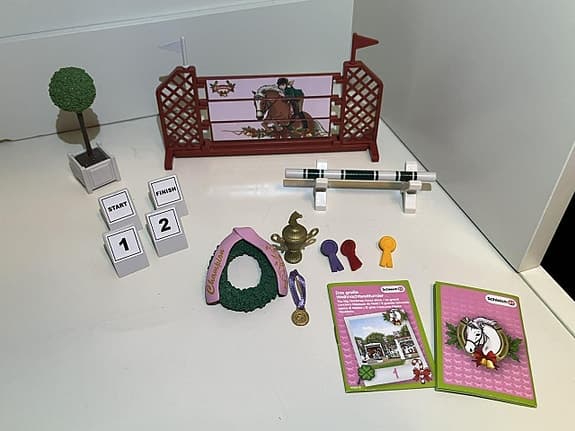 Schleich hinderbana & tillbehör till häst
