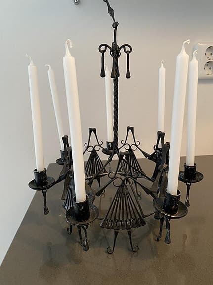 Svart metalljusstake med plats för 7 st smala ljus