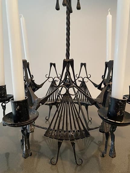 Svart metalljusstake med plats för 7 st smala ljus
